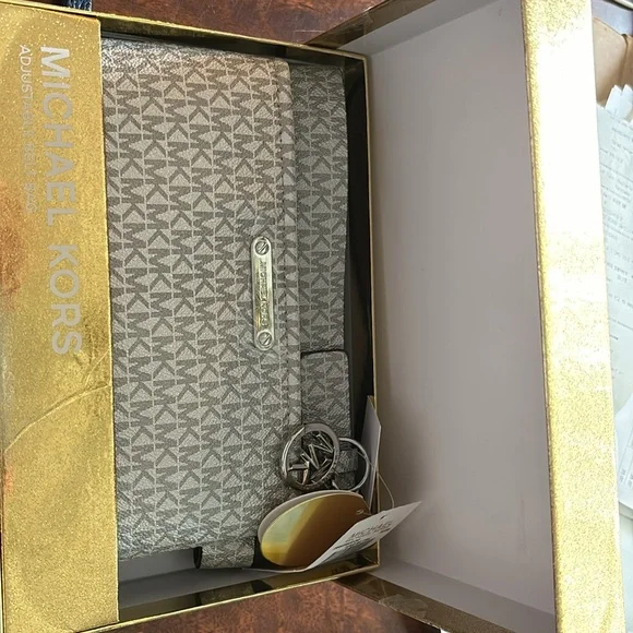 Michael Kors adjustable belt bag - Picture 5 of 6